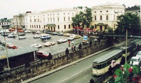 Kraków Główny - parking i linia tramwajów obok dworca